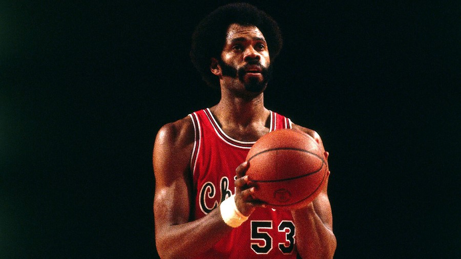 SEATTLE, WA - 1980: Artis Gilmore #53 of the Chicago Bulls shoots a free throw against the Seattle SuperSonics circa 1980 at King County Domed Stadium in Seattle, Washington. NOTE TO USER: User expressly acknowledges and agrees that, by downloading and/or using this photograph, user is consenting to the terms and conditions of the Getty Images License Agreement. Mandatory Copyright Notice: Copyright 1980 NBAE (Photo by NBA Photos/NBAE via Getty Images)